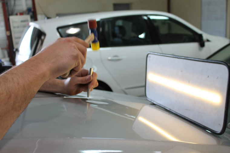 Expert de débosselage de voiture en gardant la peinture d'origine, Chabeuil, DKBOSS26